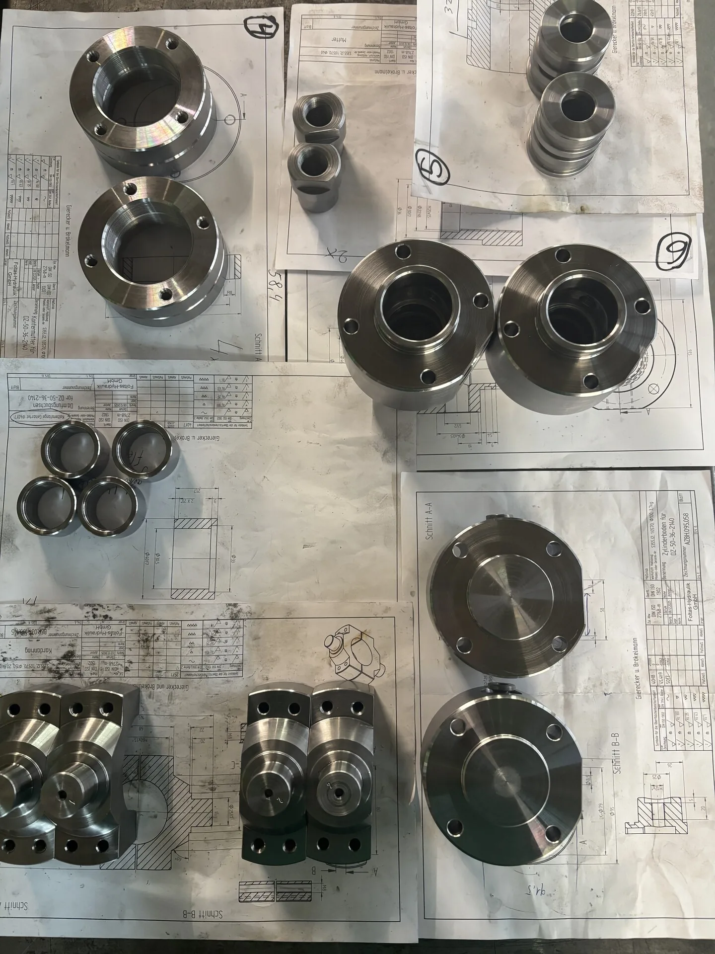 Gefertigte Dreh- und Frästeile auf technischen Zeichnungen — Foltas Hydraulik Paderborn