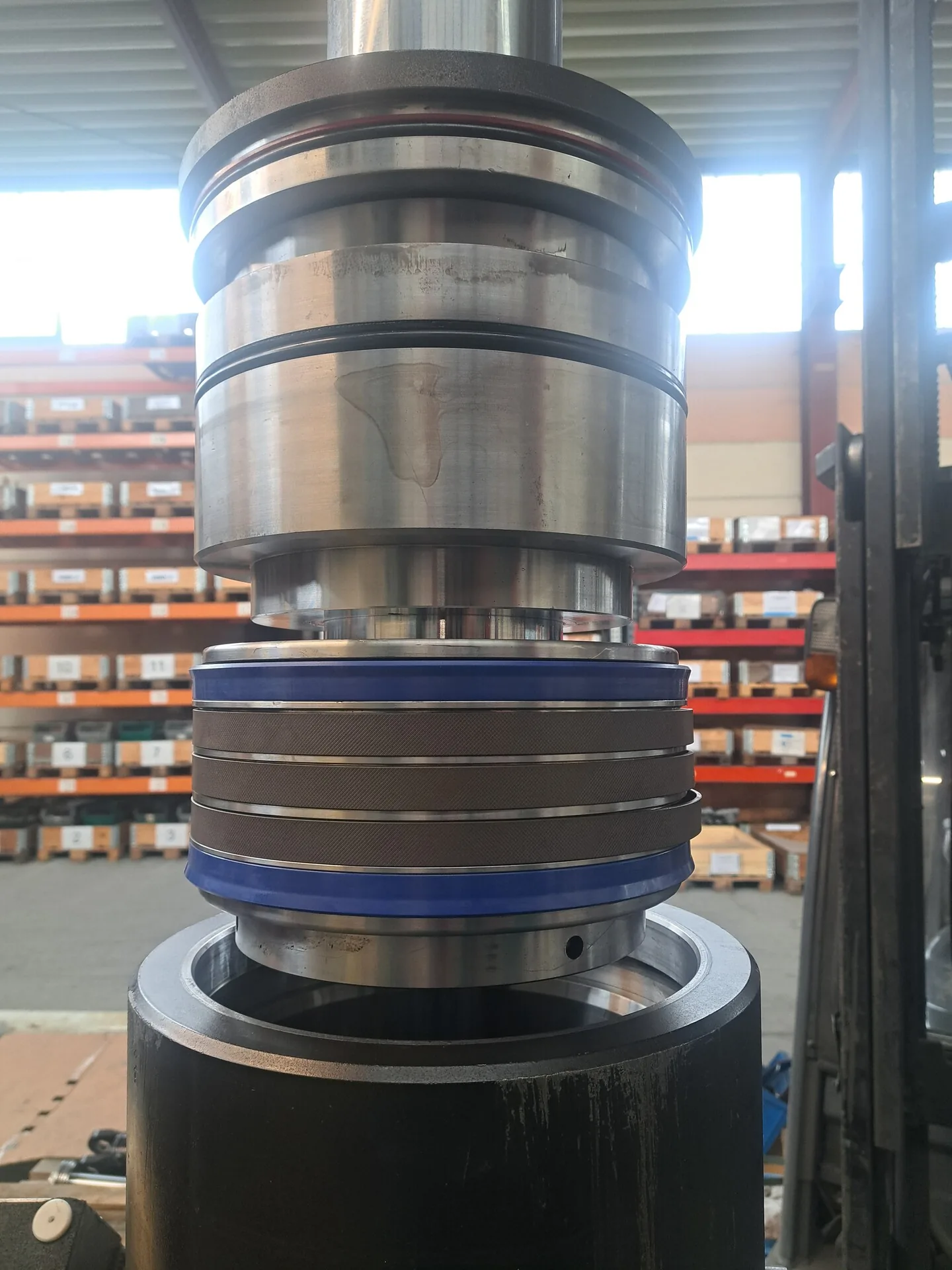 Kolben mit neuen Dichtungspaketen nach der Wartung — Foltas Hydraulik