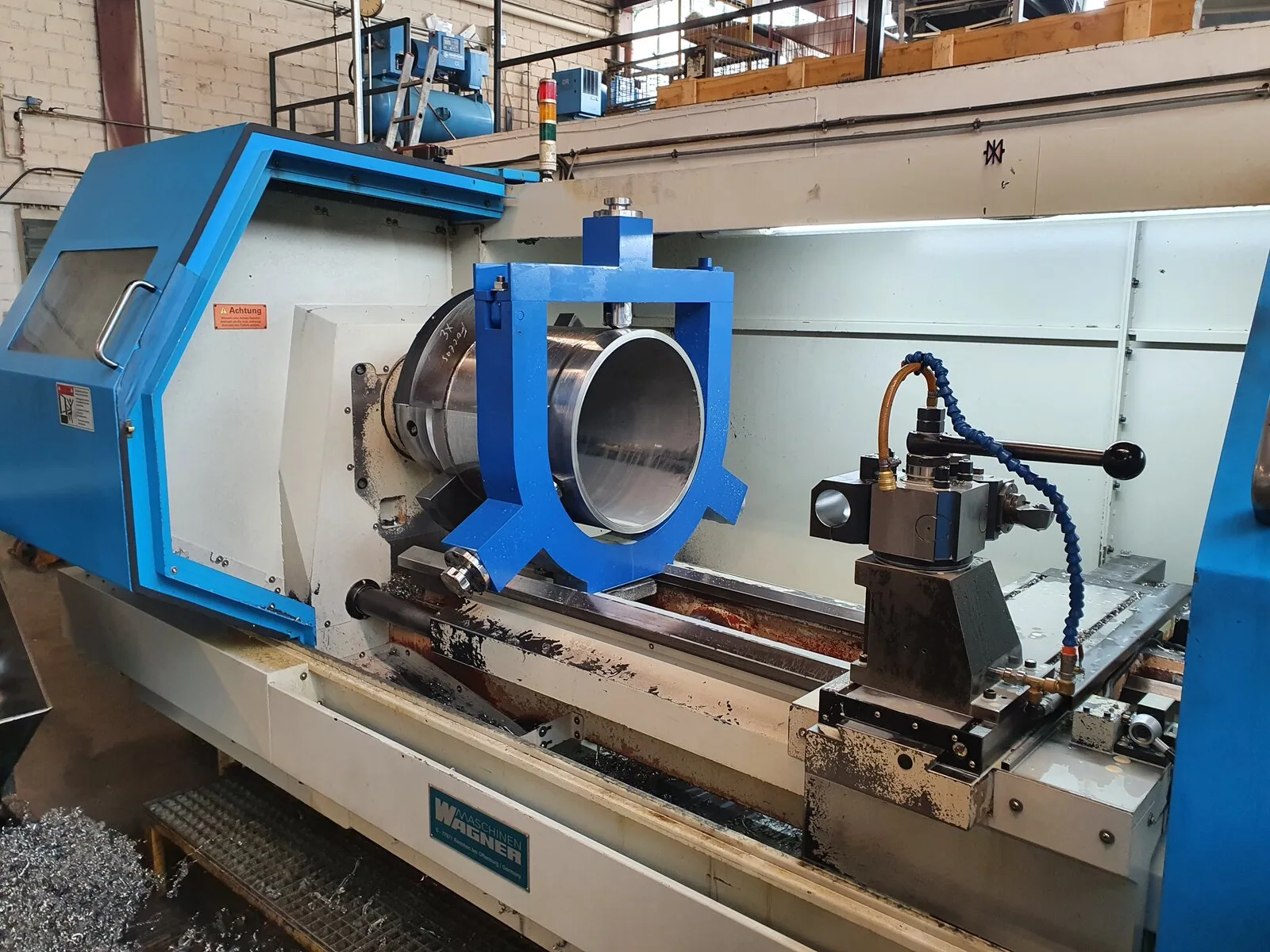 Wagener WOC CNC-Drehmaschine mit Werkstück in der Fertigung — Foltas Hydraulik Paderborn