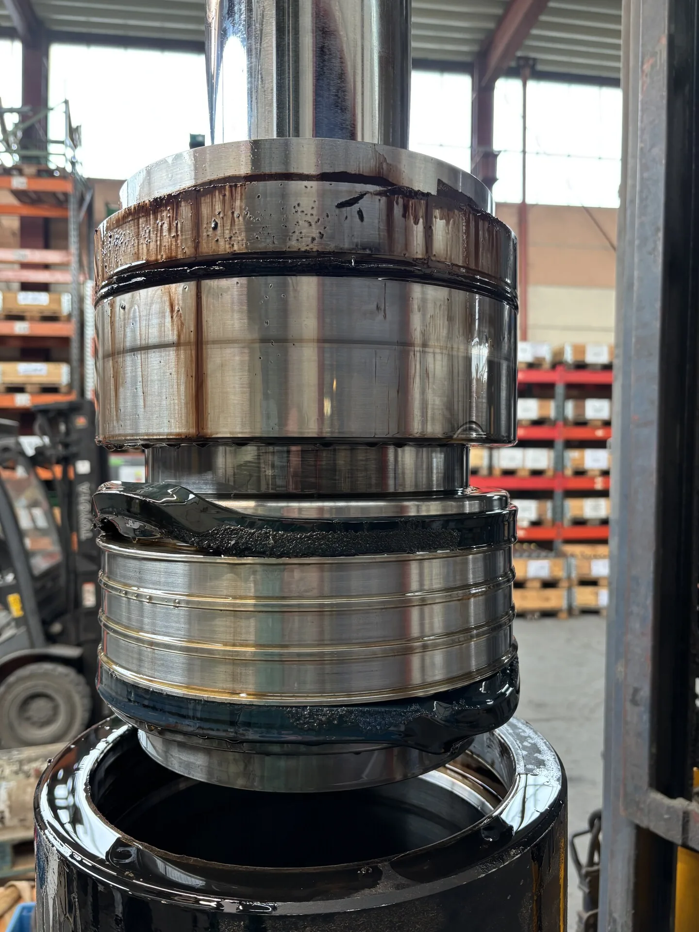 Kolben mit alten verschmutzten Dichtungen vor der Wartung — Foltas Hydraulik