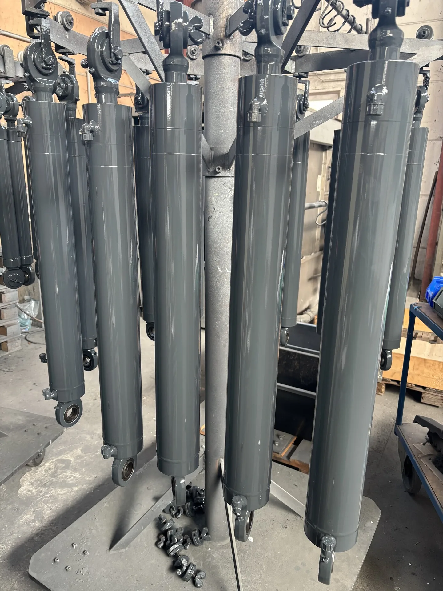 Fertig montierte und grau lackierte Hydraulikzylinder versandbereit — Foltas Hydraulik Paderborn
